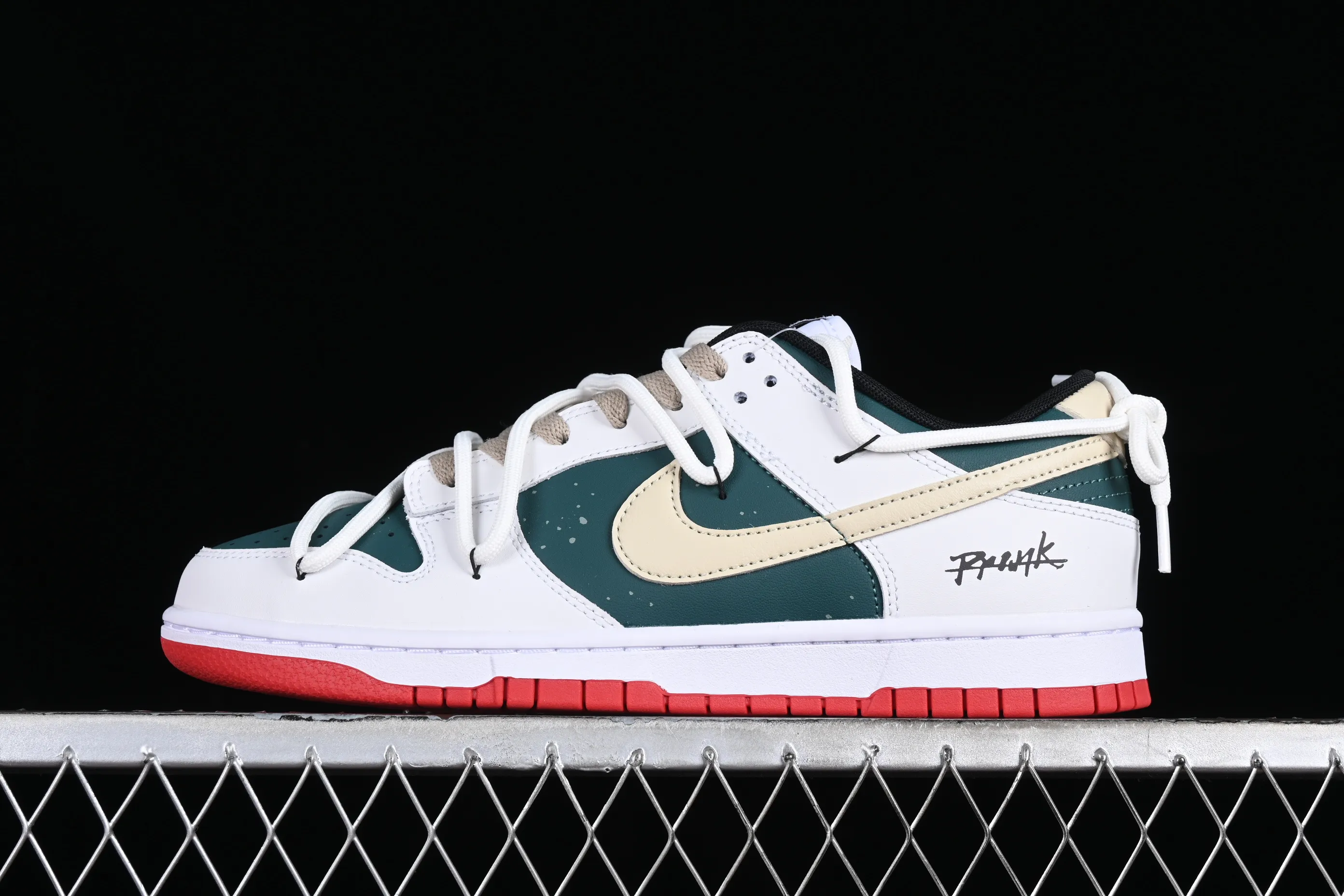All Categories Nk SB Dunk Series Nk SB Dunk Low Low-top sneakers Nk Dunk Low Explore the limits Green, white and brown SB strappy low-top casual sneakers FD9762-061